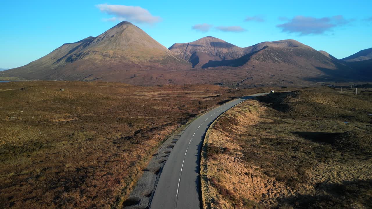 스카이 스코틀랜드 섬의 슬라가찬에서 단일 밴으로 새벽에 붉은 퀼린 산맥을 향해 고원 도로를 따라 비행