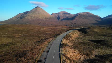 Volando-A-Lo-Largo-De-Highland-Road-Hacia-Las-Montañas-Red-Cuillin-Al-Amanecer-Con-Una-Sola-Furgoneta-En-Sligachan-En-La-Isla-De-Skye-Escocia