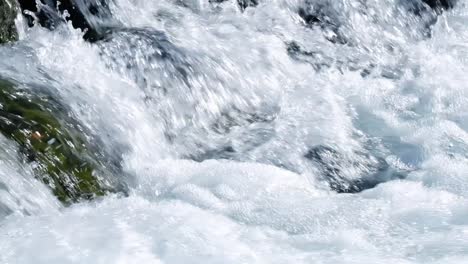 Agua-Que-Fluye-En-El-Río.-Camara-Lenta