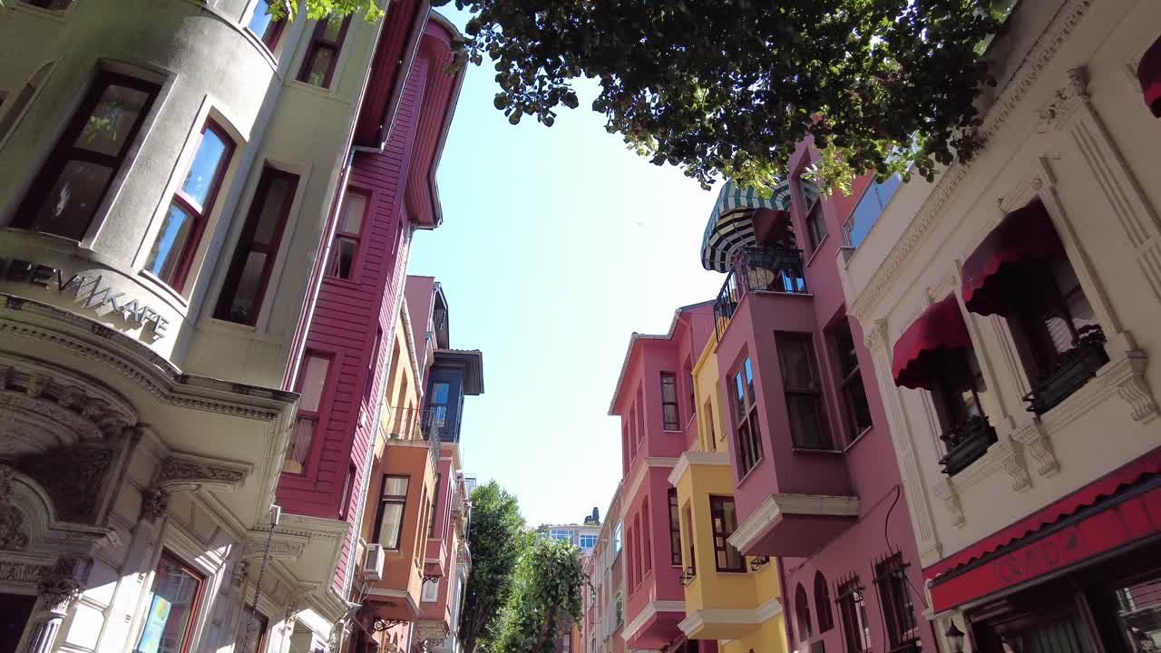 터키 의 한 도시 거리 에 있는 다채로운 건물 들