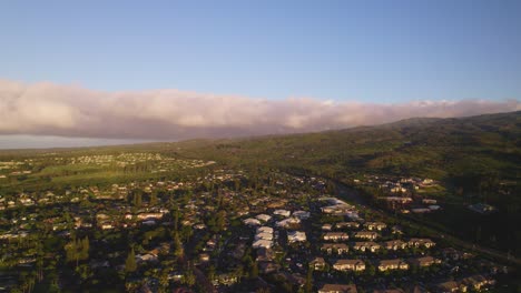 Vista-Aérea-Panorámica-Del-Vecindario-Debajo-De-La-Pendiente-De-La-Isla-Tropical-Con-Una-Banda-De-Nubes-Grises