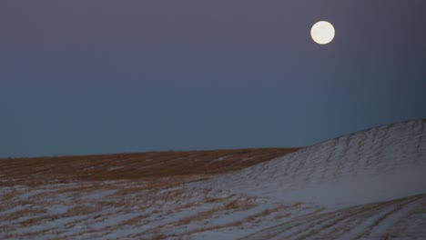 Una-Superluna-Sobre-Un-Campo-Cubierto-De-Nieve