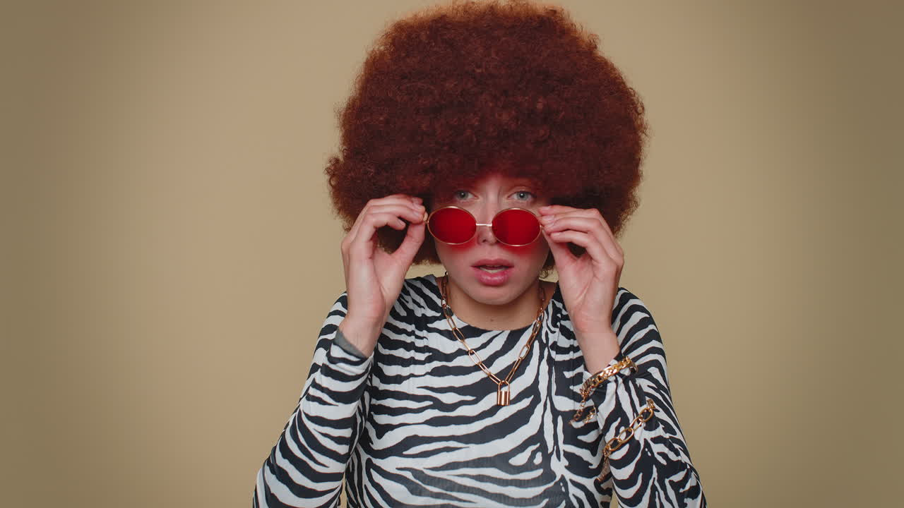 mujer bastante irritada levantando las manos en expresión indignada, preguntando por qué, qué razón de fracaso