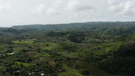 Vista-Aérea-Del-Terreno-Montañoso-En-La-Ladera-Que-Rodea-Playa-Rincón-En-La-República-Dominicana