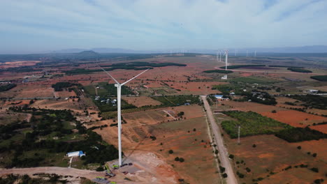 Lugar-Más-Ventoso-En-Vietnam-Con-Muchas-Plantas-De-Energía-De-Molinos-De-Viento,-Vista-Aérea