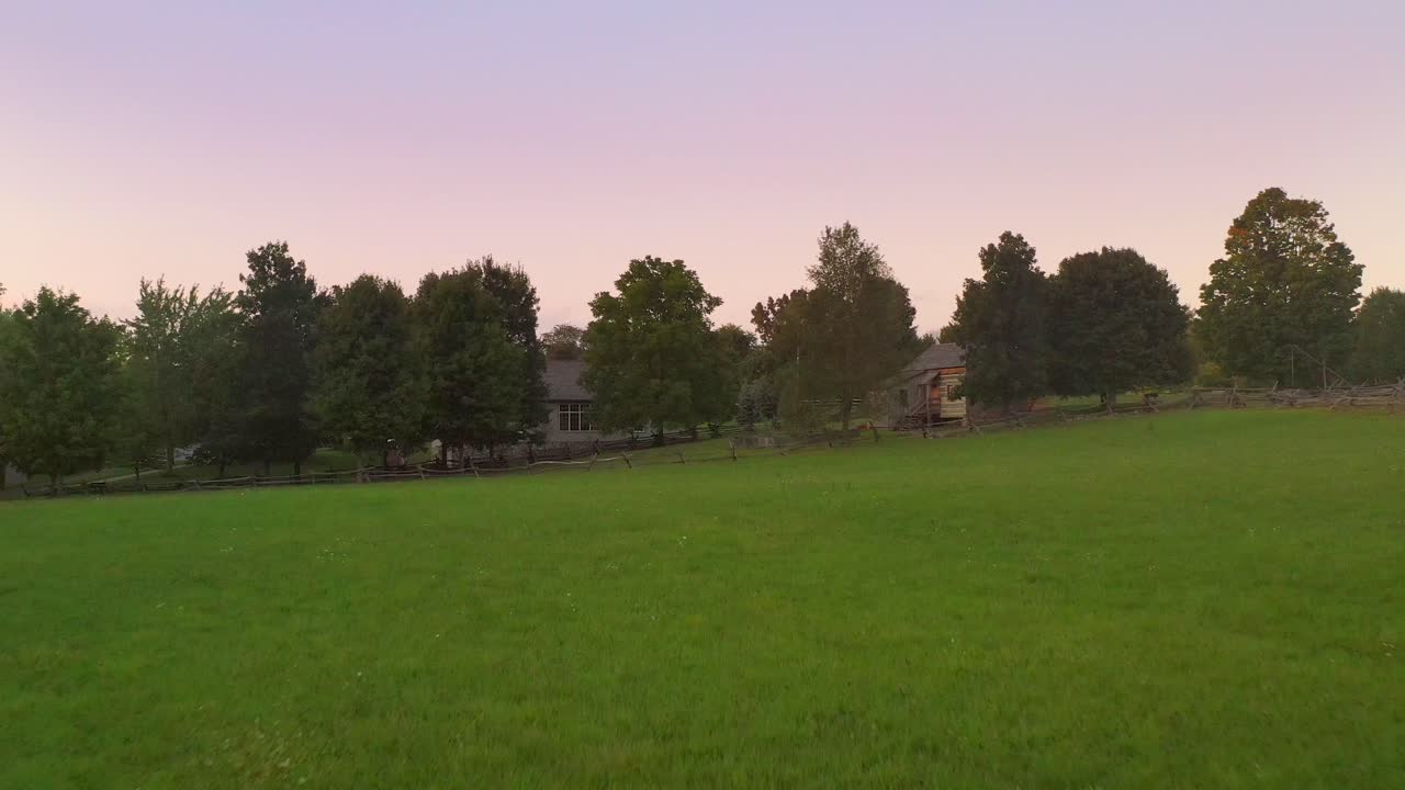 joseph smith family farm, frame house, temple, visitor centre, palmyra new york 원산지 위치 mormons, book of mormon의 성스러운 숲 뒤의 들판 위에 떠 있는 무인 항공기