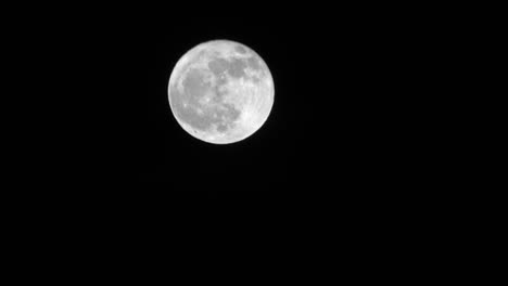 La-Luna-Llena-Brillante-Cruza-El-Lapso-De-Tiempo-Del-Cielo-Nocturno---4k