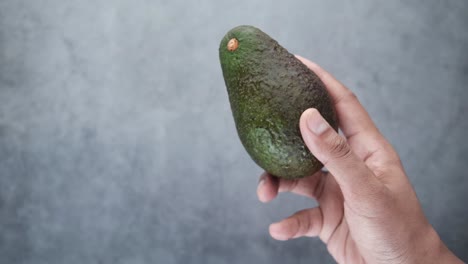 mano con un aguacate