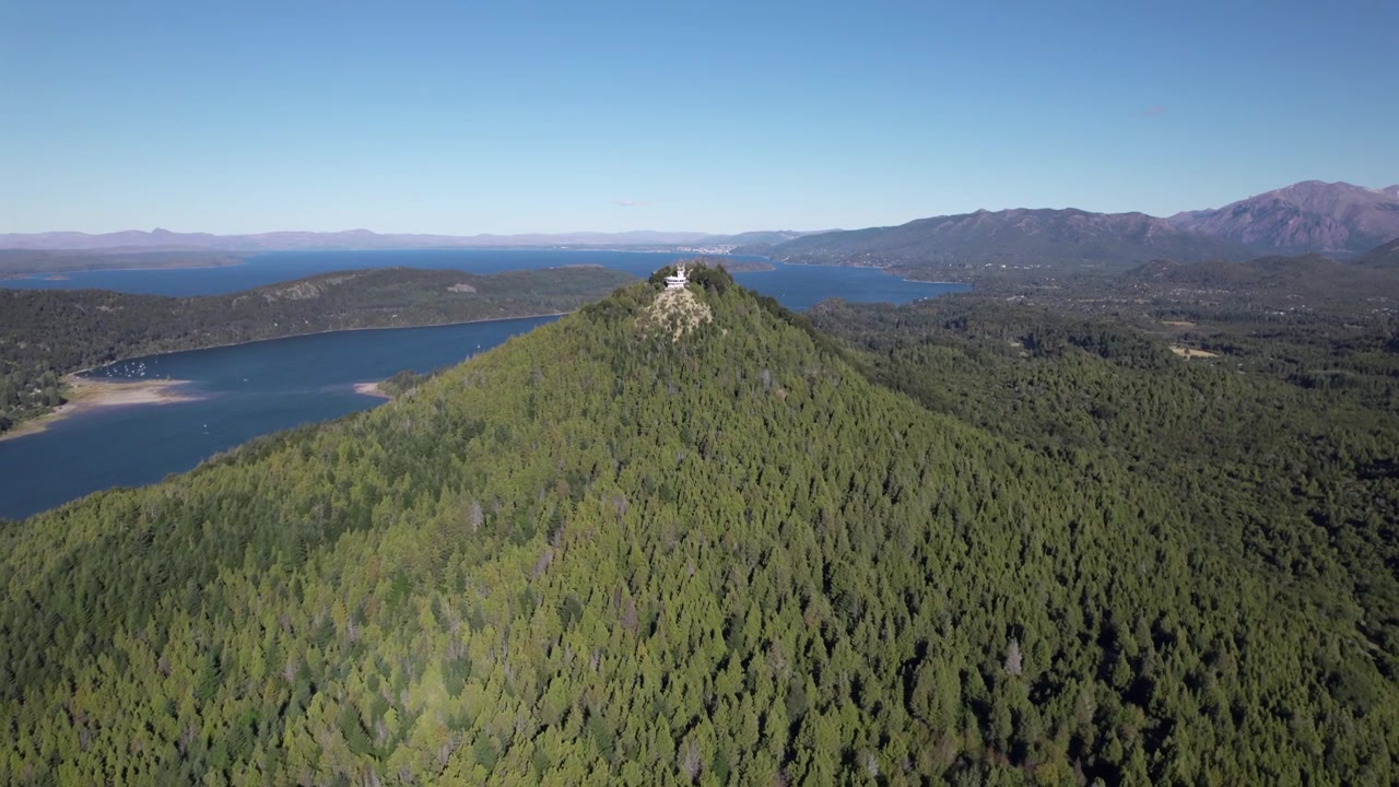 Ripresa aerea 4K con drone del Cerro Campanario vicino a Bariloche, Río Negro, Argentina. L'iconico punto panoramico si affaccia su uno spettacolare paesaggio patagonico di laghi, foreste e montagne andine circostanti