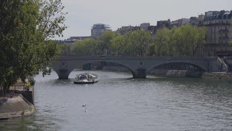 Touristenboot-Fährt-Unter-Der-Brücke-Pont-Saint-Michel-über-Die-Seine-In-Paris,-Frankreich,-Mit-Touristen-Und-Verkehr-1