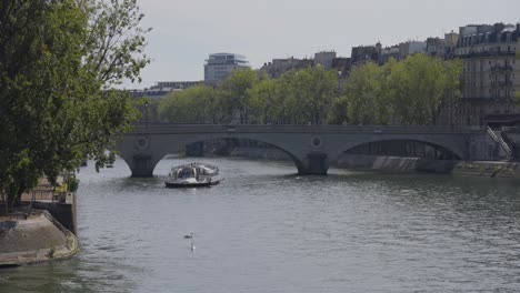 bateau touristique passant sous le pont saint-michel traversant la seine à paris france avec des touristes et du trafic 1