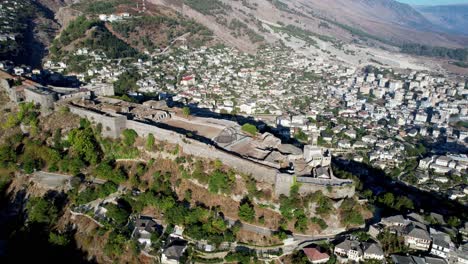 Castillo-Medieval-De-Gjirokaster-En-Albania-Filmado-Con-Drones