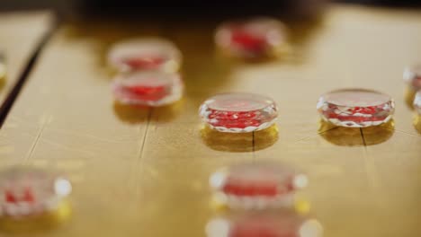 juego de té chino y vidrio ajedrez chino en el tablero de ajedrez dorado