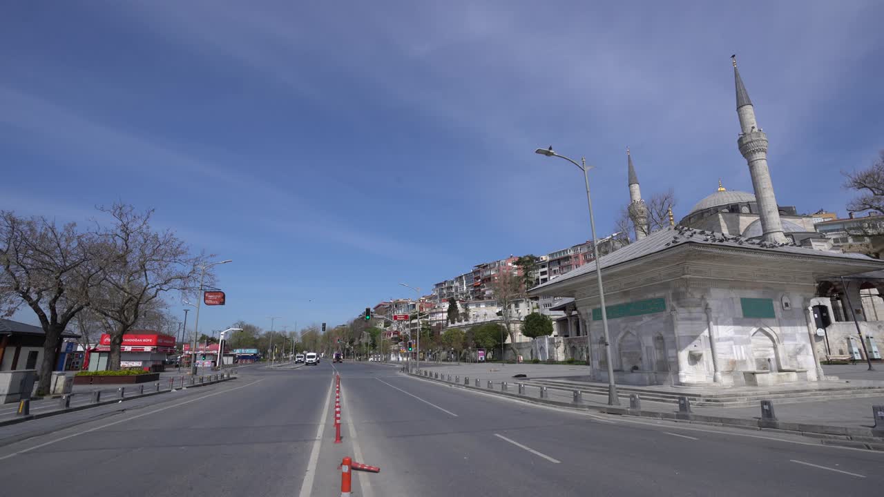 우스쿠카르 광장과 미흐리마 술탄 모스크, 코로나19 대유행으로 인한 통행금지 기간에 이스탄불에서.