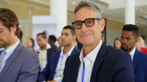 hombre de negocios caucásico asistiendo a un seminario de negocios 4k