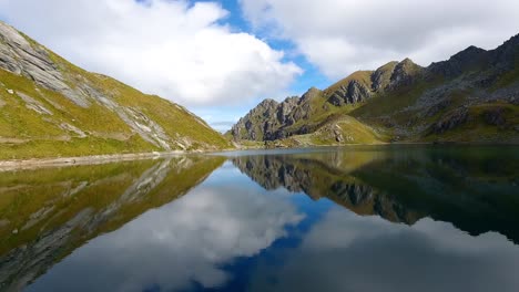 reflejo perfecto volando sobre el lago de montaña
