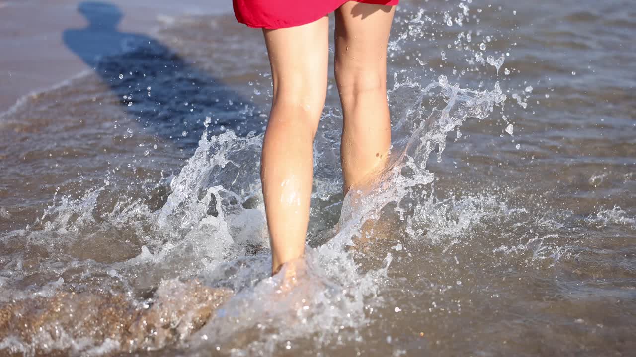 물 속에서  ⁇ 고 있는 여자