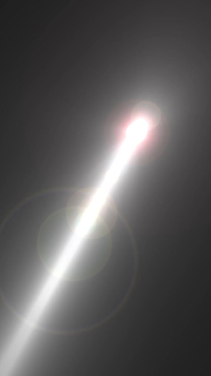 Transizione cinematografica elegante con scia luminosa