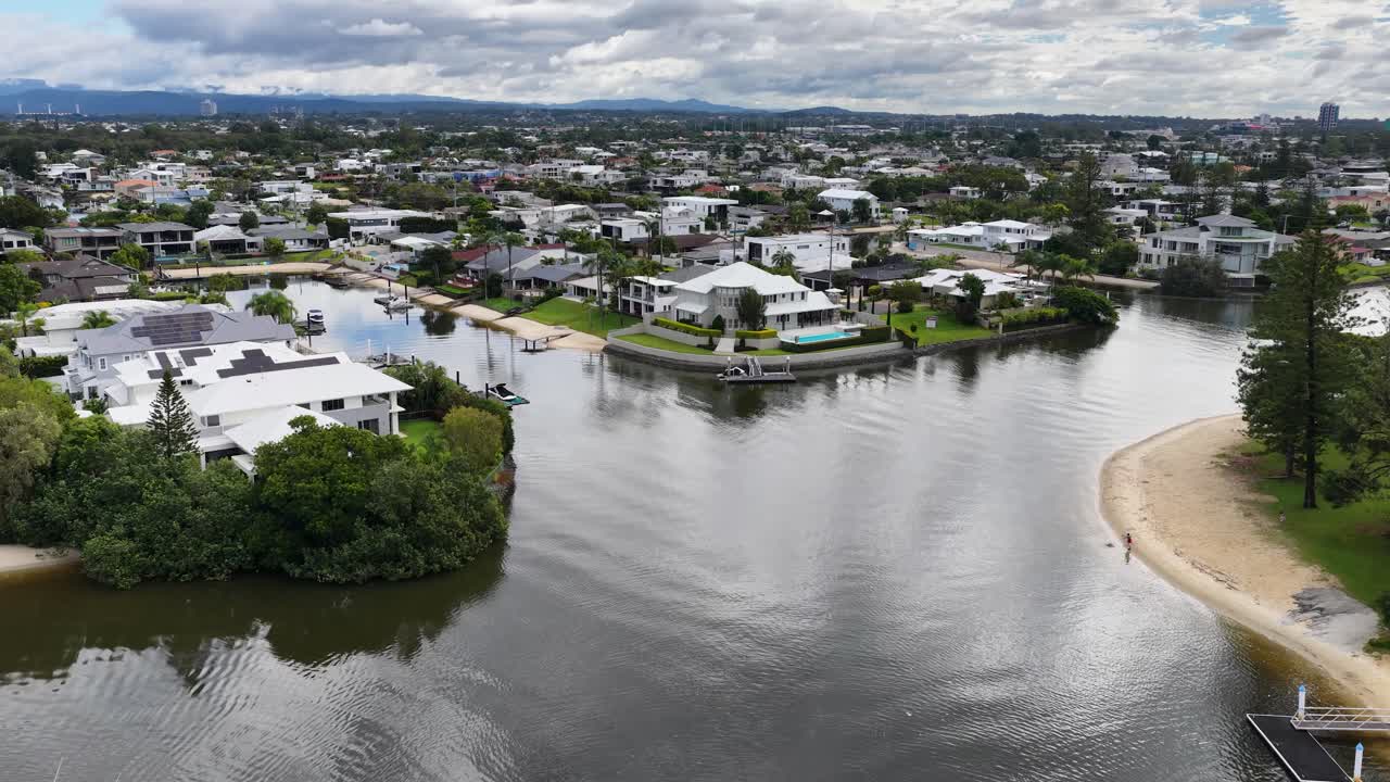 Luxury Waterfront Homes in a Suburbian Canal