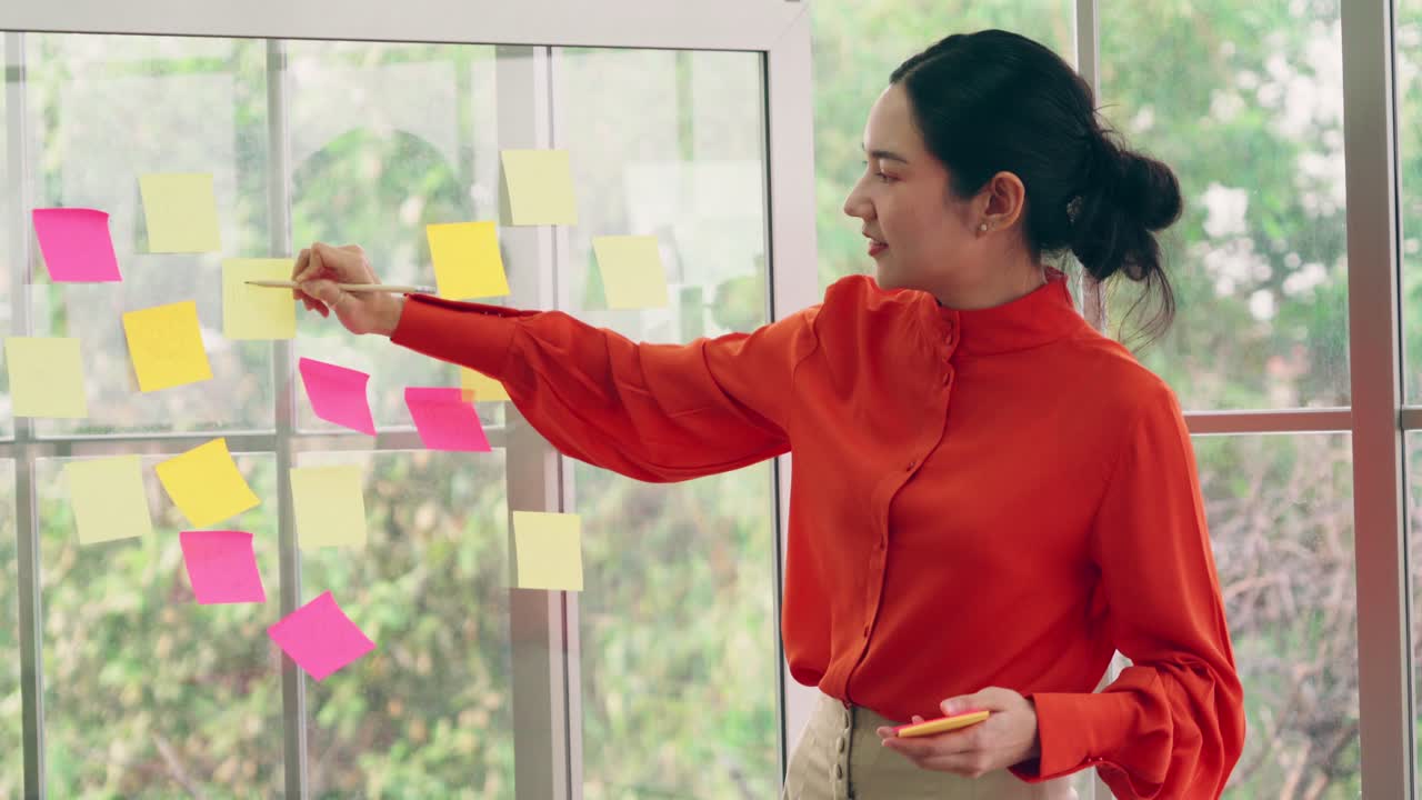 los empresarios trabajan en la junta de planificación de proyectos