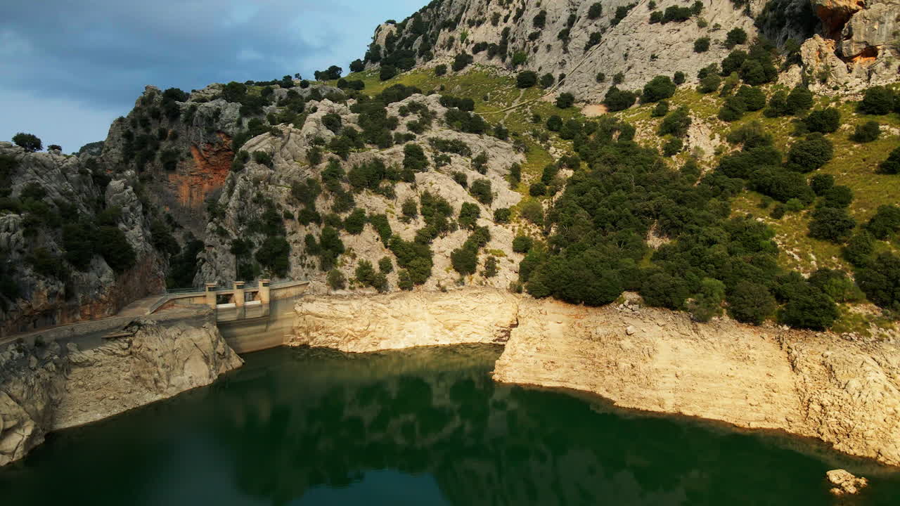 embalse de gorg blau mallorca durante la sequía con tiro de seguimiento aéreo bajo el nivel del agua