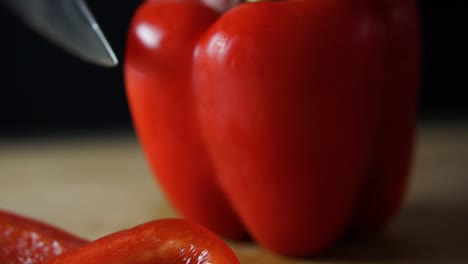 un cuchillo afilado de chef corta el pimiento rojo y córtalo