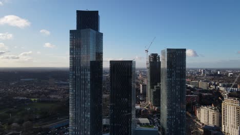 Vuelo-Aéreo-De-Drones-De-4k-60fps-Que-Se-Dirige-Hacia-La-Torre-Elizabeth-Y-Las-Torres-Del-Sur-En-Deansgate-En-Mancheter-Con-Un-Edificio-En-Construcción-En-El-Fondo