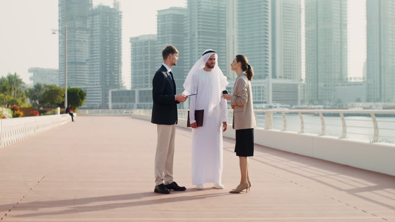 두바이 시티스케이프에서 비즈니스 회의