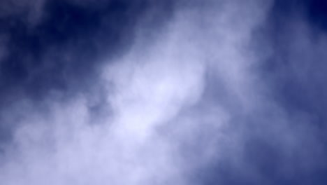 cirros en un cielo azul