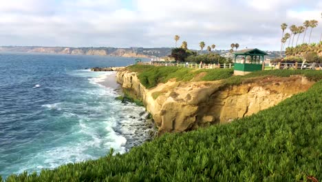 People-enjoy-the-California-coast-in-La-Jolla,-CA