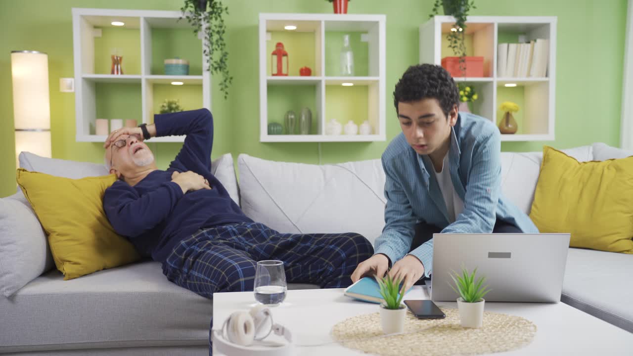 병든 할아버지에게 물을 주는 젊은이는 공황상태에 빠지고, 두려워하고, 할아버지를 매우 사랑합니다.