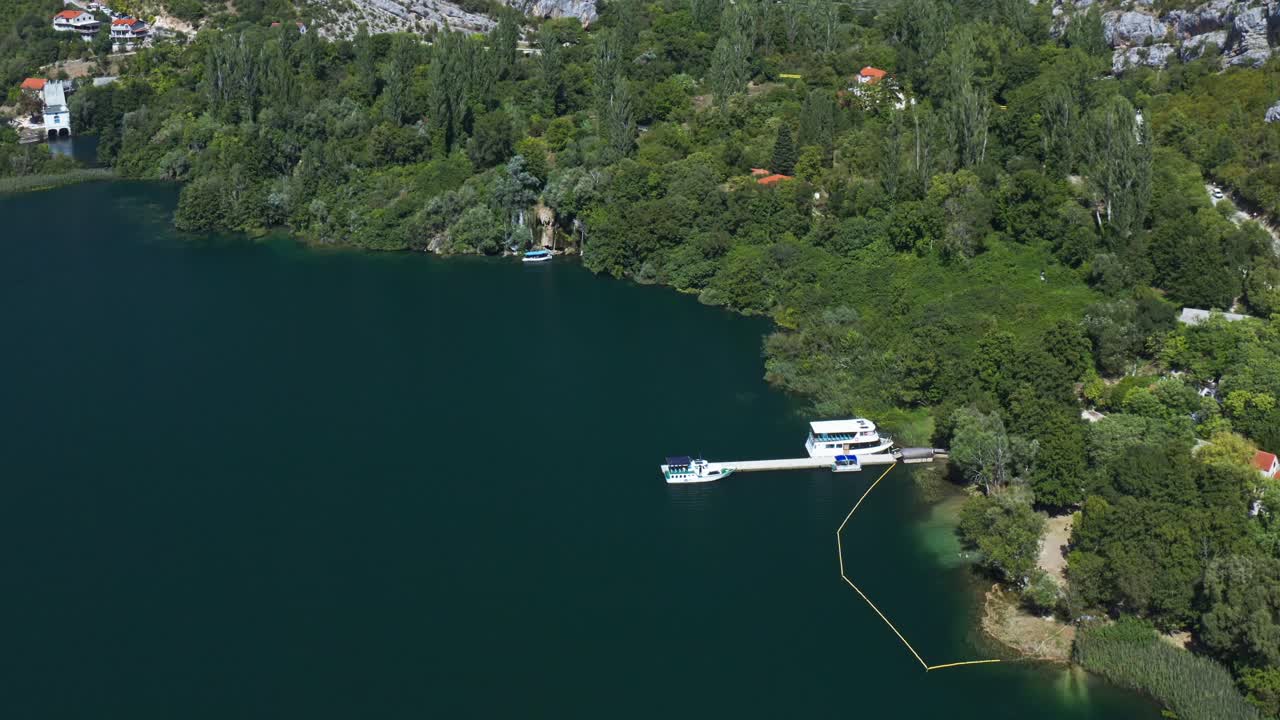 크로아티아 남부 크라카 국립 공원 의 부두 에 있는 크루즈 선박 의 항공 사진