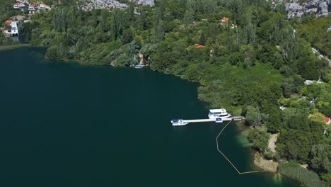 Luftaufnahme-Eines-Kreuzfahrtschiffes-Am-Pier-Im-Krka-Nationalpark,-Südkroatien