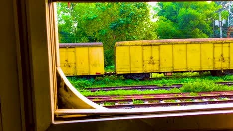 locomotora haciendo su camino a la estación de tren