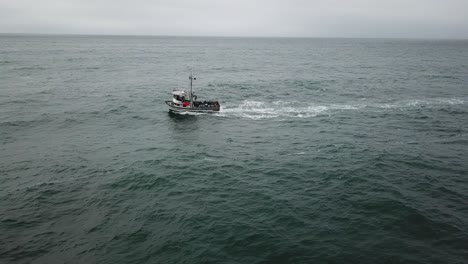 barco de pesca meciéndose en mares agitados