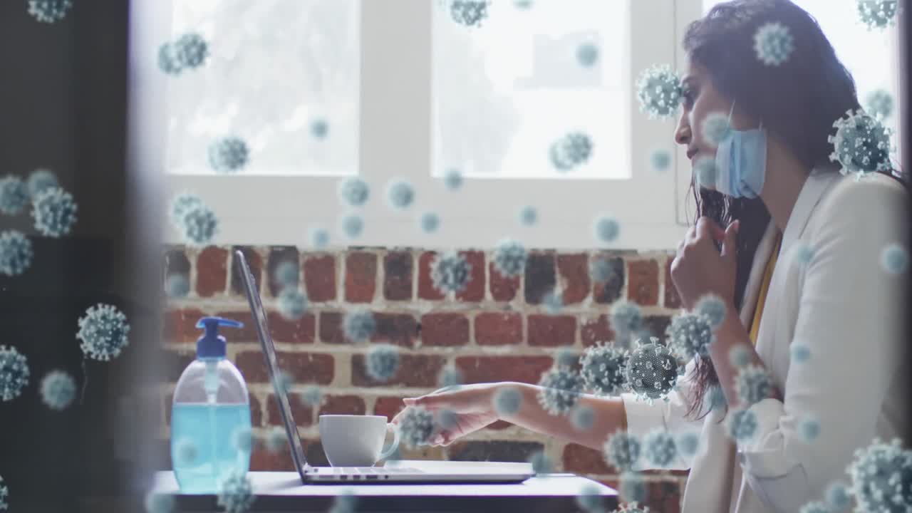 사무실에서 커피를 마시는 노트북을 사용하는 얼굴 마스크를 입은 여성에 대한 코로나19 세포의 애니메이션
