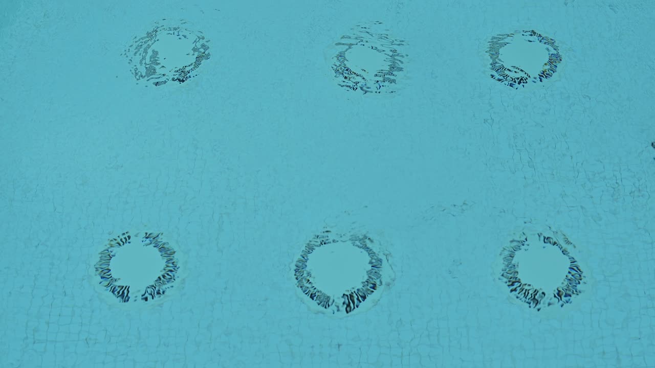 깨 ⁇ 한 물 속의 수영장 바닥에 있는 수영장 배수  ⁇ 브