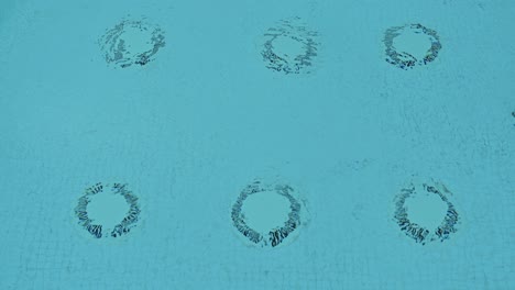 válvulas de drenaje de la piscina en el fondo de la piscina en agua clara