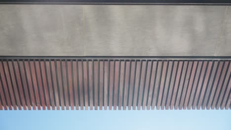 reflejo del agua de una piscina en el techo de ladrillo de una terraza de una villa grande
