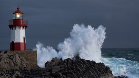 faro en una tormenta