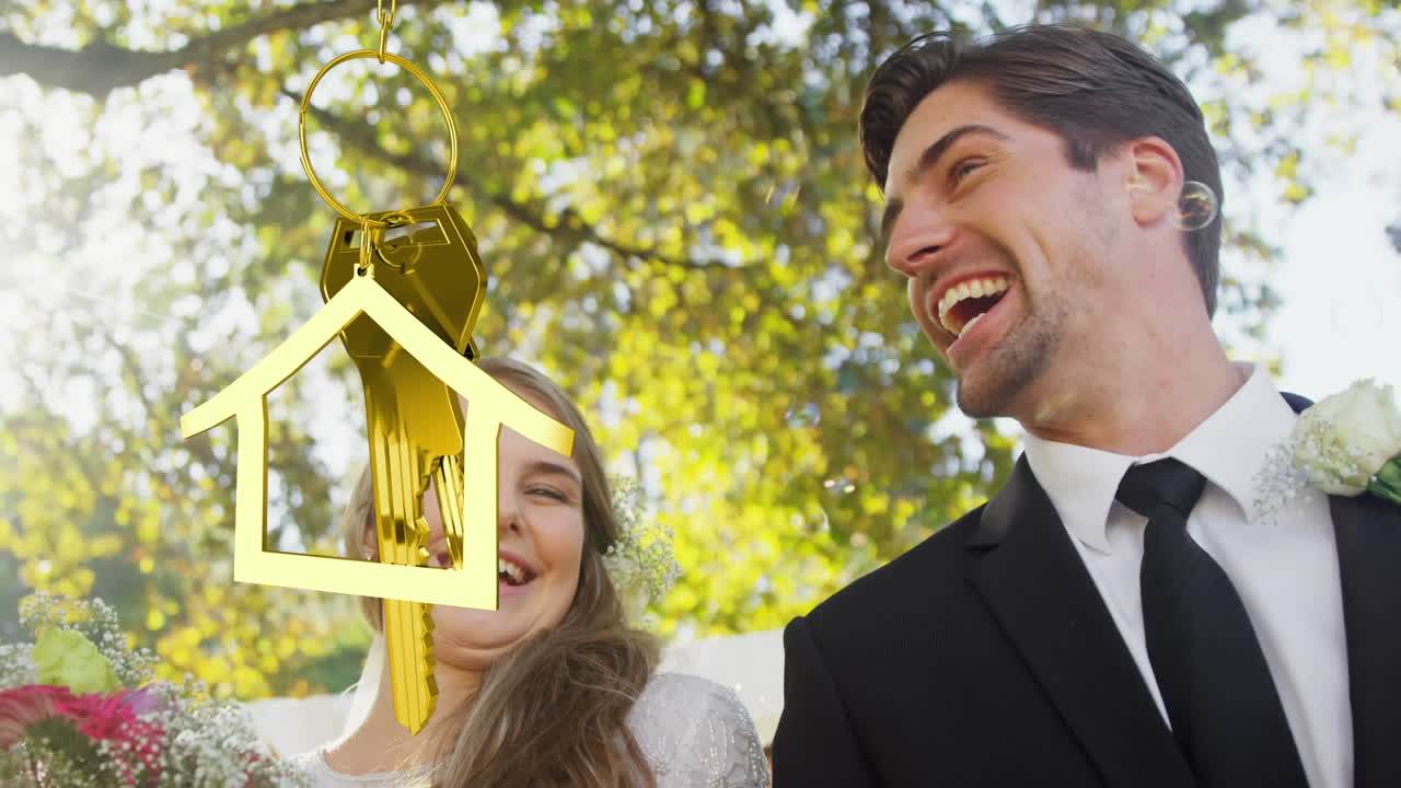 Animación de casa y llave sobre pareja caucásica casada sonriendo