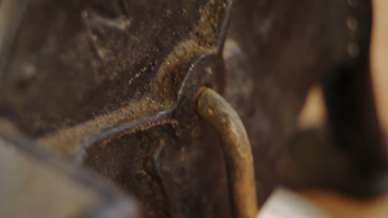 molinillo de café vintage con granos de café