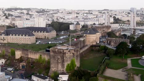 vista panorámica suave del avión no tripulado que muestra el horizonte de la ciudad de brest en francia