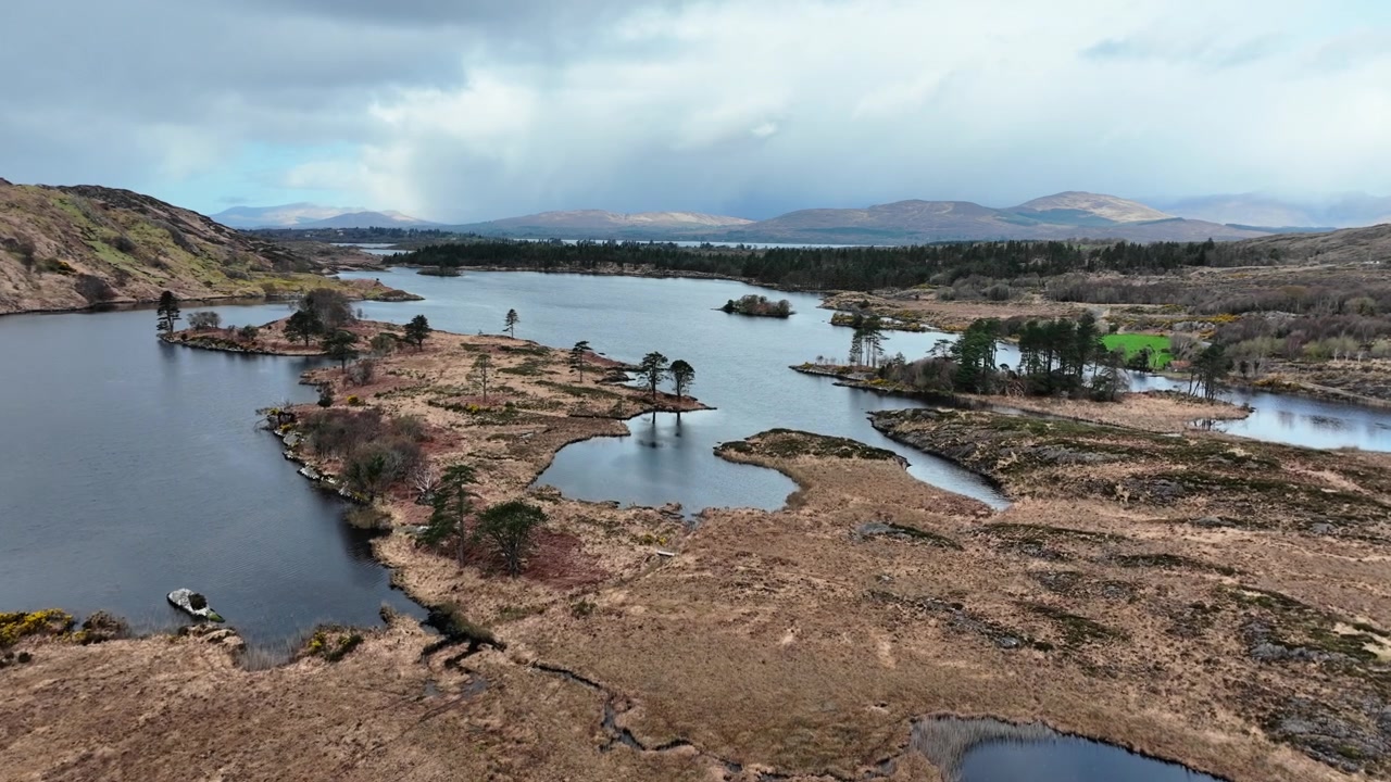 Sorvolo con drone di laghi di montagna nel Kerry, Irlanda. Luoghi epici, natura e bellezza selvaggia.