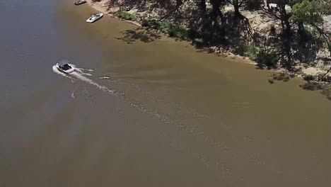 Naturaleza-Al-Aire-Libre-Drone-Aéreo-Lancha-Sobre-El-Río-Camping