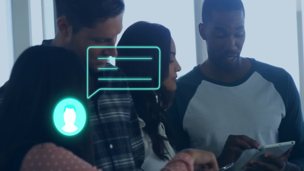 animación de iconos de redes sociales y procesamiento de datos sobre diversas personas de negocios en la oficina