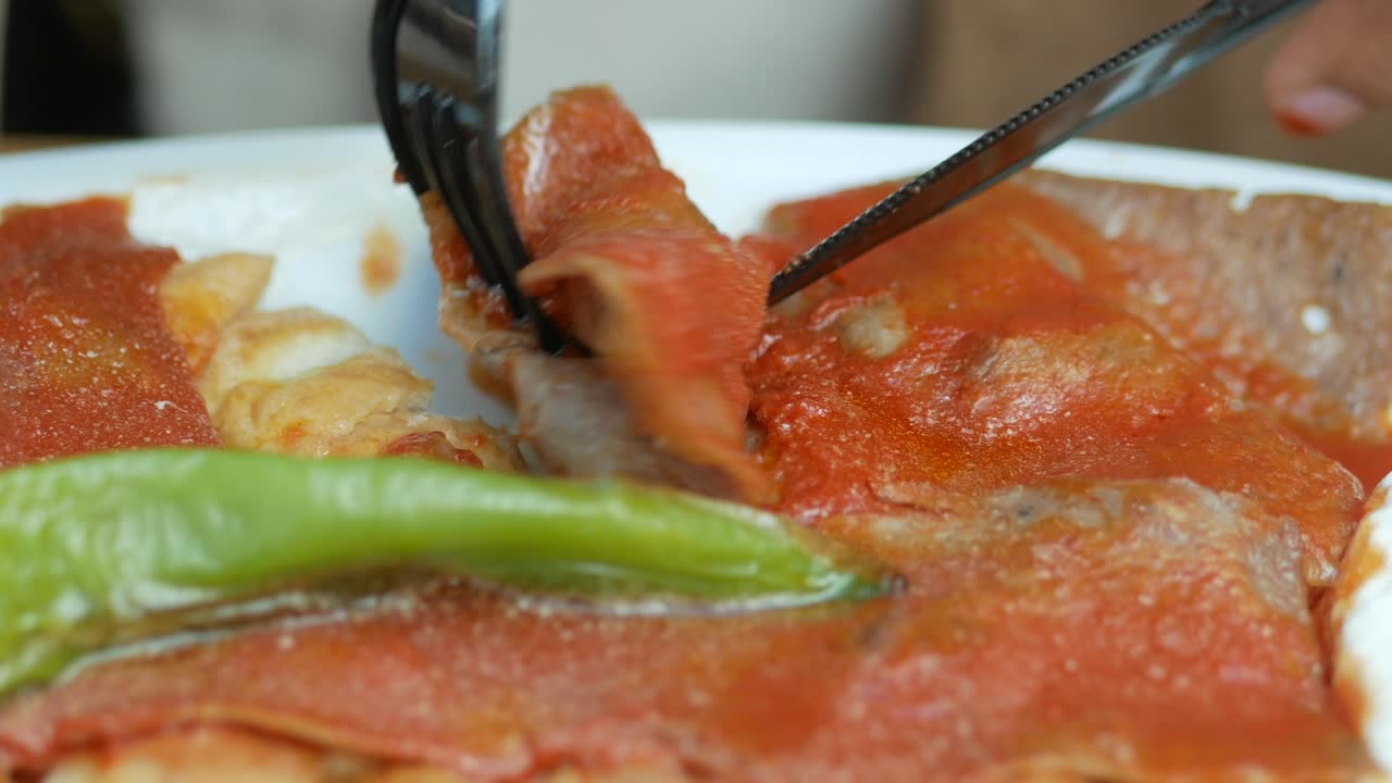 터키식 피데를 먹는 것