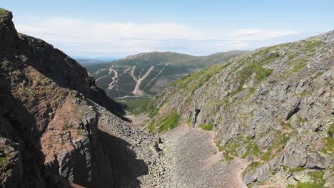 Drohnenaufnahme-Einer-Wunderschönen-Schlucht-Mit-Bergen-In-Schweden