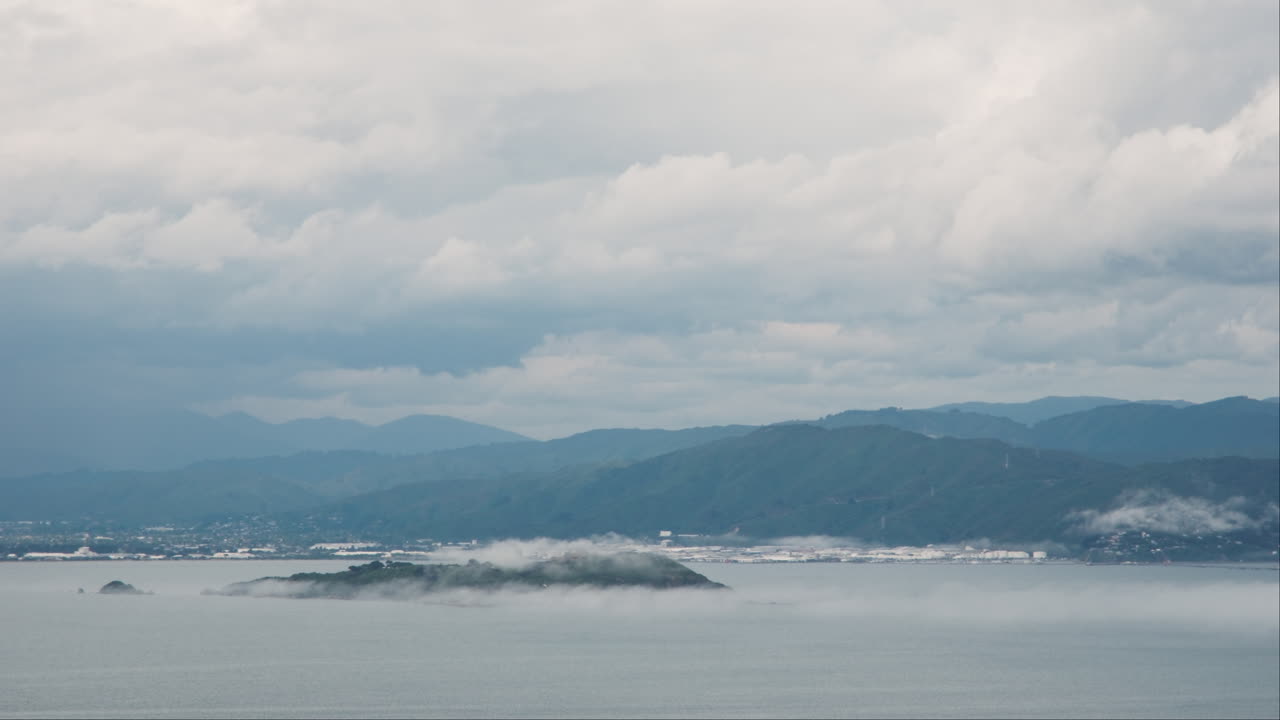 마티우, 소메스 섬 은 흐린 날 에 두꺼운 안개 와 안개 로  ⁇ 여 있다
