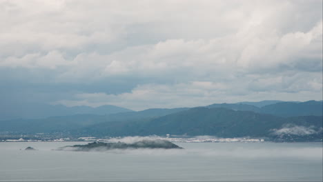 Matiu,-Eine-Insel,-Die-An-Einem-Bewölkten-Tag-Mit-Dichtem-Nebel-Und-Nebel-Bedeckt-Ist